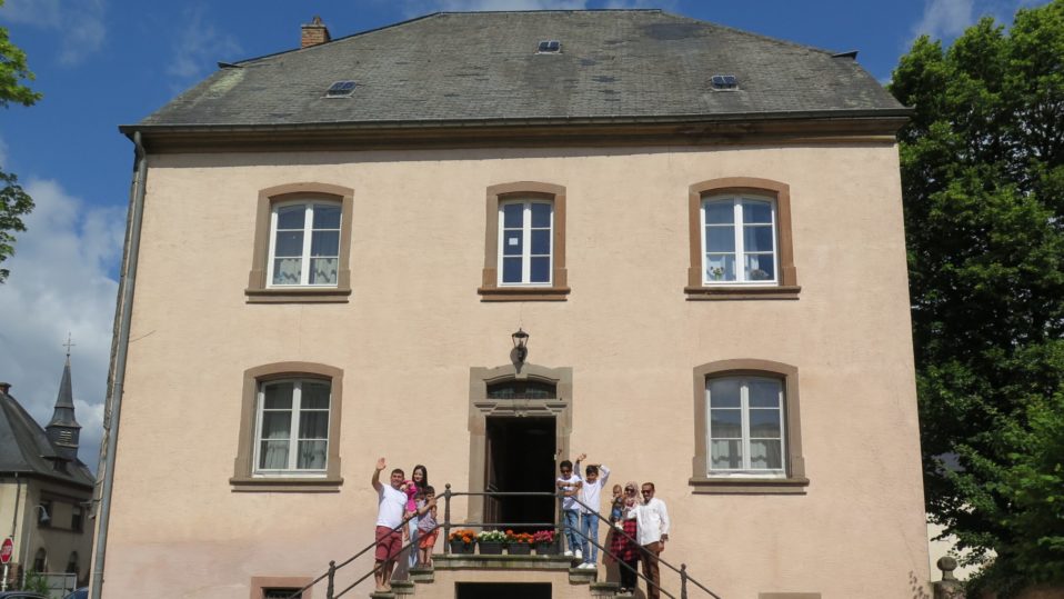 Reech eng Hand Familles